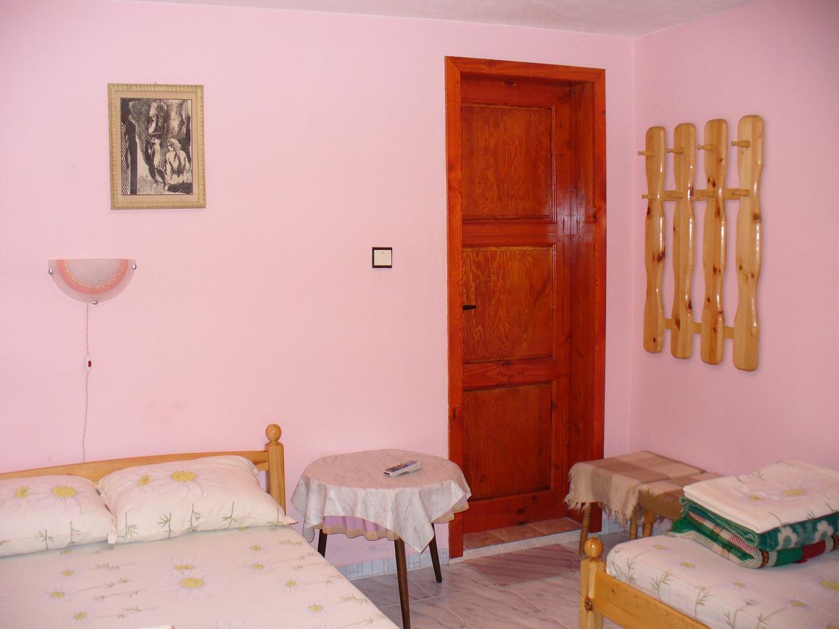 Mountain Sun Guest House Chiflik Bagian luar foto
